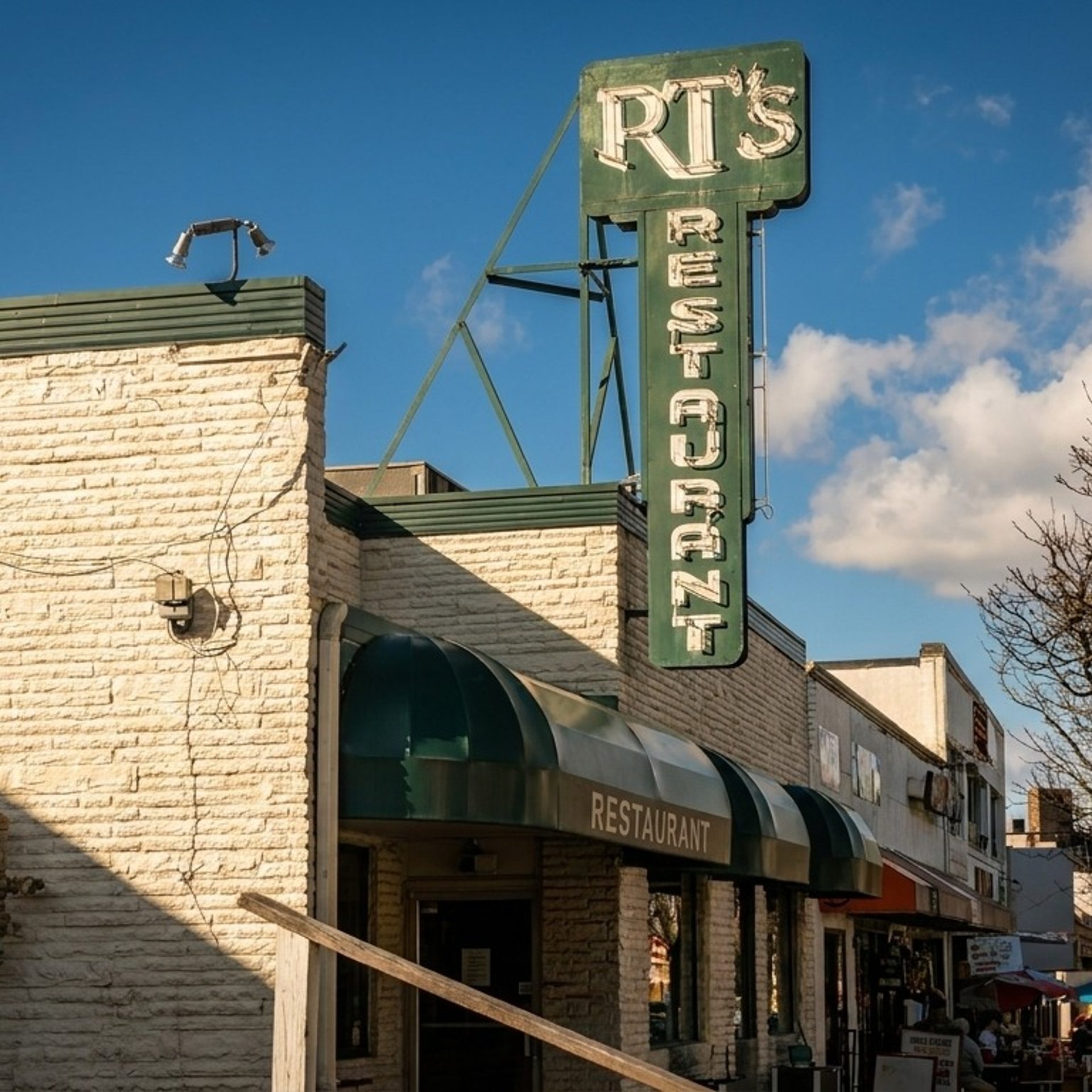 Forbes-Recognized Southern Seafood Favorite